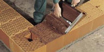 pose d'un joint mince sur briques