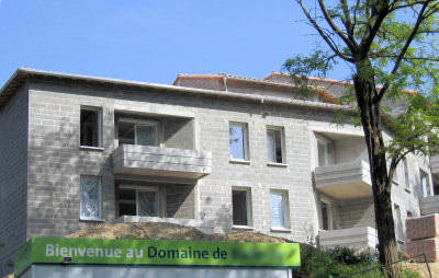 logement collectif construit en blocs béton