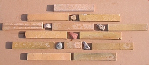 imaginez un décor en insérant des galets entre les briquettes