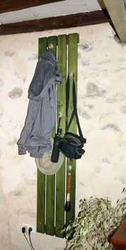 l'étagère transformée en porte-manteaux