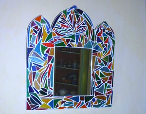 miroir orné de vitrails découpés