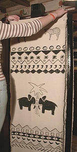 positionner les panneaux de tissu sur la structure du paravent