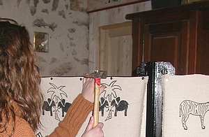 rabattre le tissu et le clouer