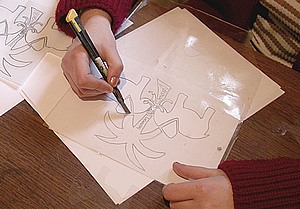 découper les motifs du pochoir