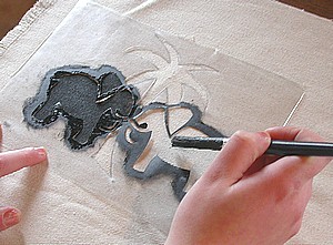 remplir à la peinture thermo-fixable les motifs du pochoir