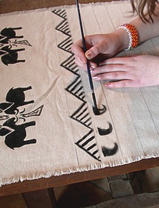 réaliser les motifs avec des pinceaux de différentes tailles