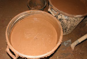 malaxer la terre et les copeaux