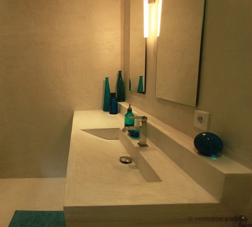 plan de toilette en beton ciré